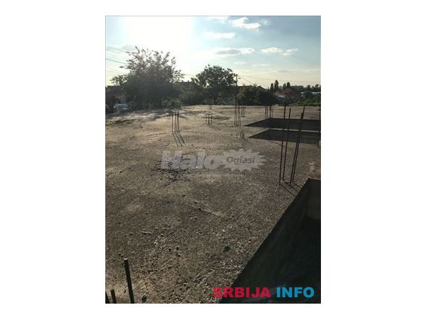 Prodajem plac 5,30 ari sa temeljom Umka 