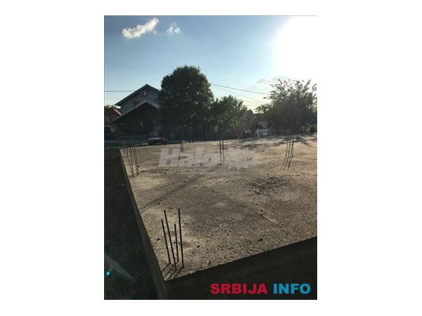 Prodajem plac 5,30 ari sa temeljom Umka 