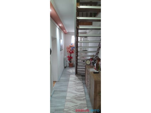 Prodajem dve kuce na jednom placu