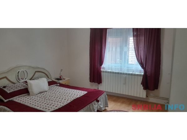 Prodajem dve kuce na jednom placu