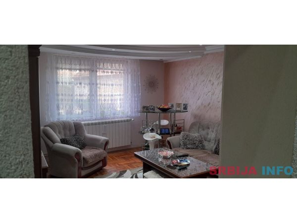 Prodajem dve kuce na jednom placu