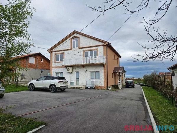 Kuca u Rajkovcu sa pomocnim objektima i placem