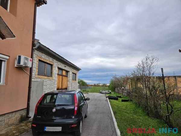 Kuca u Rajkovcu sa pomocnim objektima i placem
