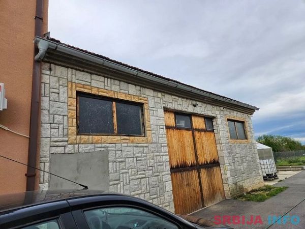 Kuca u Rajkovcu sa pomocnim objektima i placem