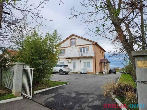 Kuca u Rajkovcu sa pomocnim objektima i placem