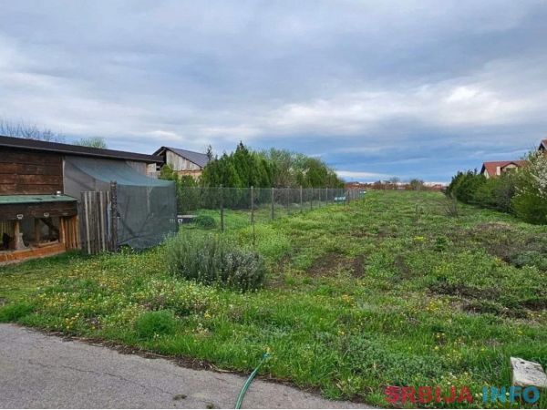 Kuca u Rajkovcu sa pomocnim objektima i placem