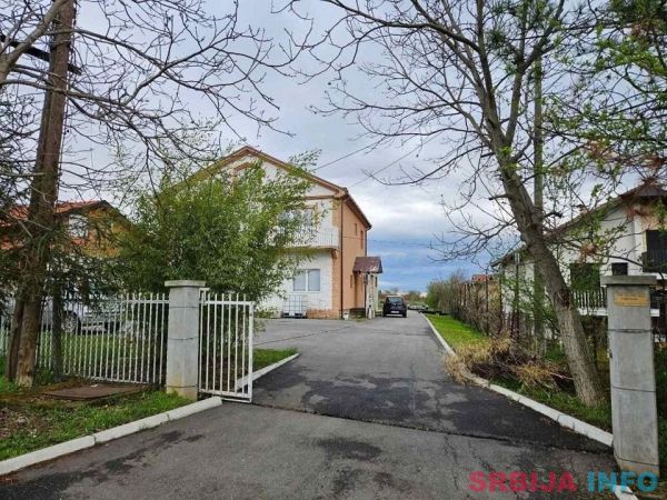 Kuca u Rajkovcu sa pomocnim objektima i placem