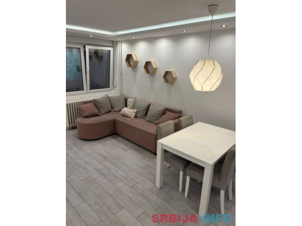 Izdajem dvosoban stan Vozdovac-Kumodraz