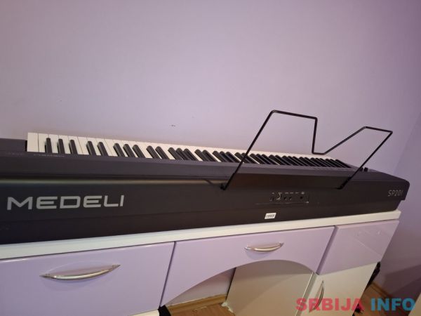 Na prodaju električni klavir, MEDELI SP201 