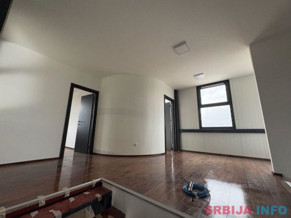 Hala poslovni prostor 650m2+470m2
