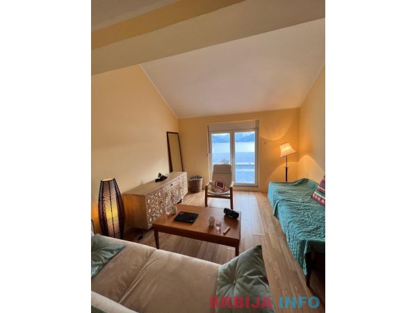 Kompletno renoviran apartman sa pogledom na Boku &ndash; Kra&scaron;ići (52m&sup2;)