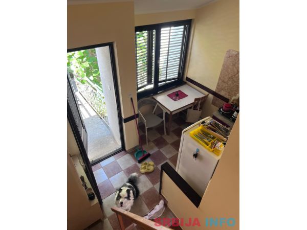 Kompletno renoviran apartman sa pogledom na Boku &ndash; Kra&scaron;ići (52m&sup2;)