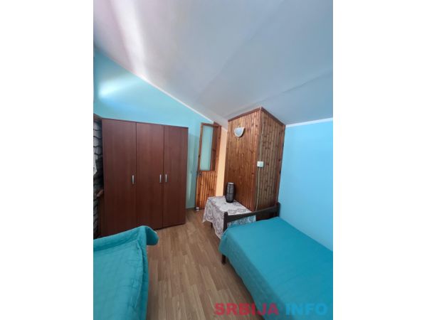 Kompletno renoviran apartman sa pogledom na Boku &ndash; Kra&scaron;ići (52m&sup2;)
