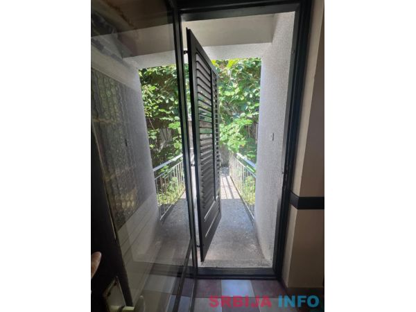 Kompletno renoviran apartman sa pogledom na Boku &ndash; Kra&scaron;ići (52m&sup2;)