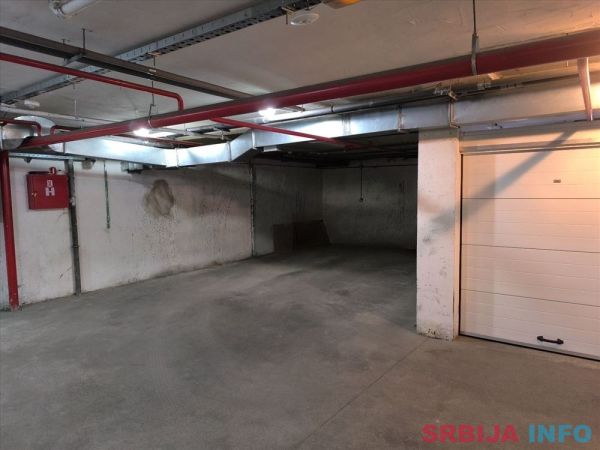 Garazno mesto 13m2 kod Ada Malla
