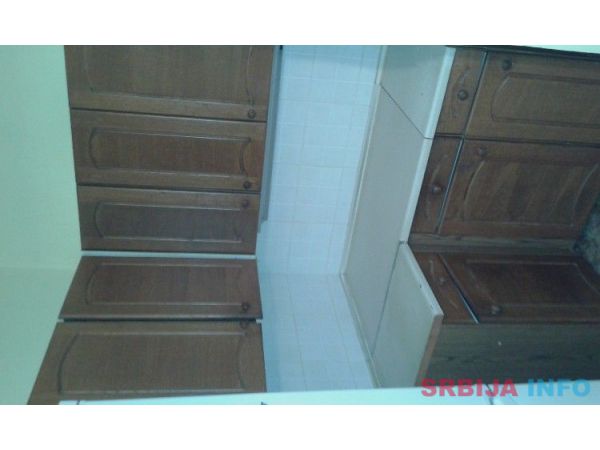 Prodajem povoljno polovnu kuhinju