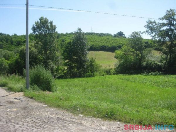 Plac na putu Velika Mostanica-Sremcica