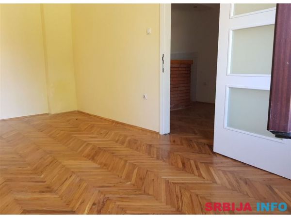 Uknjizen 1.5 stan sa dvoristem, garazom i pom. pros