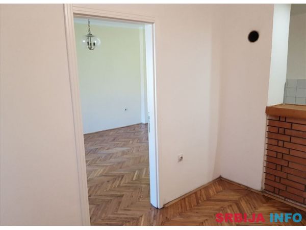 Uknjizen 1.5 stan sa dvoristem, garazom i pom. pros