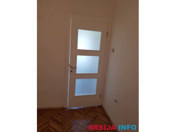 Uknjizen 1.5 stan sa dvoristem, garazom i pom. pros