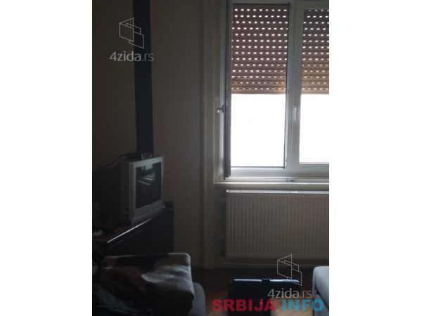 Prodajem salonski stan u Subotici