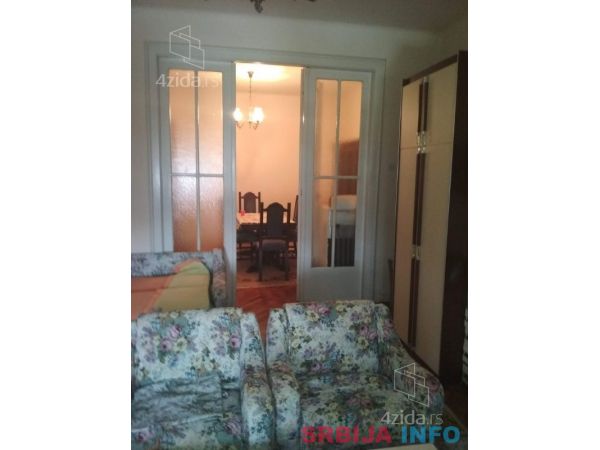 Prodajem salonski stan u Subotici