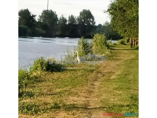 Prodajem divan plac pored jezera u Becmenu
