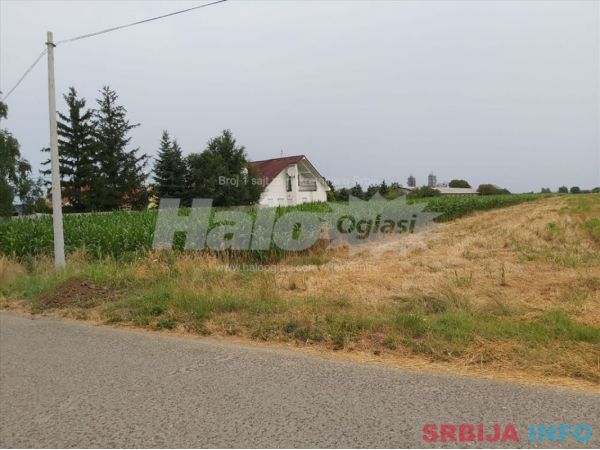 Prodajem divan plac pored jezera u Becmenu