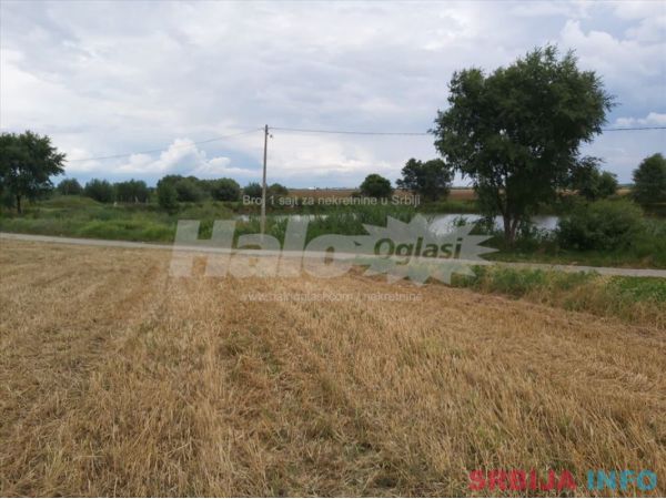 Prodajem divan plac pored jezera u Becmenu