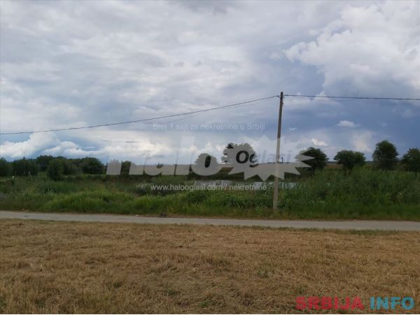 Prodajem divan plac pored jezera u Becmenu