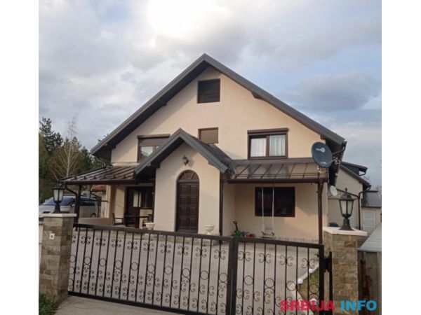 Prodajem stambenu kucu sa pos. prostorm 15km od Zlatibora