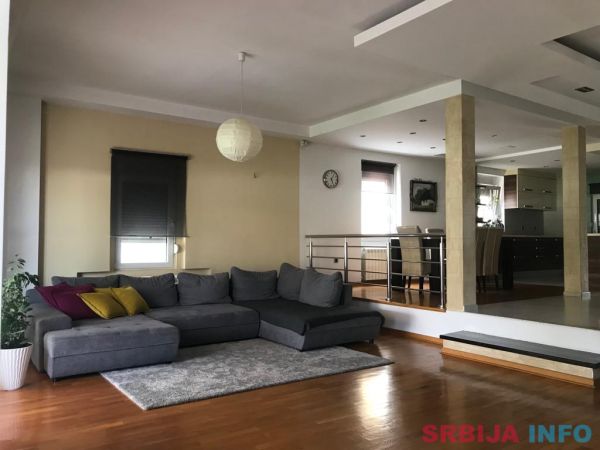Izdaje se porodicna kuca u Zemunu