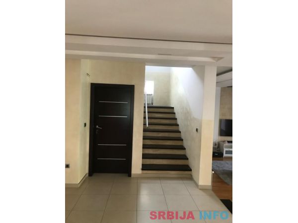 Izdaje se porodicna kuca u Zemunu