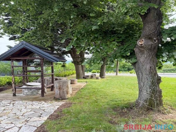 Mislođin-Obrenovac, name&scaron;tena dvoetažna kuća sa bazenom