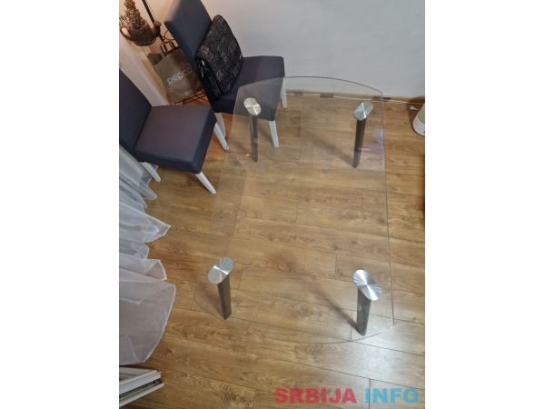 Na prodaju trpezarijski stakleni sto