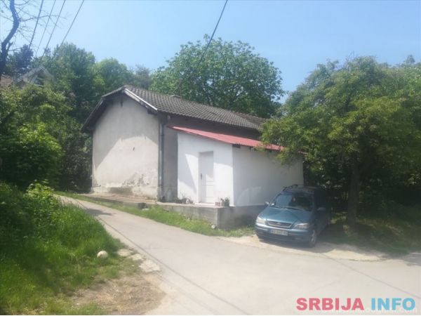 Prodajem kucu-Teodora Drajzera