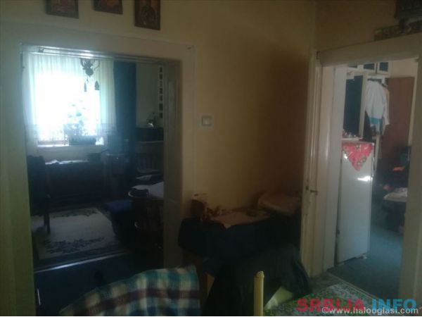 Prodajem kucu-Teodora Drajzera