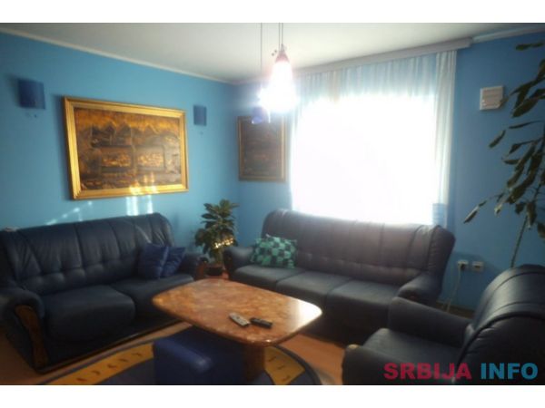 Dve kuce u strogom centru+poslovni prostor