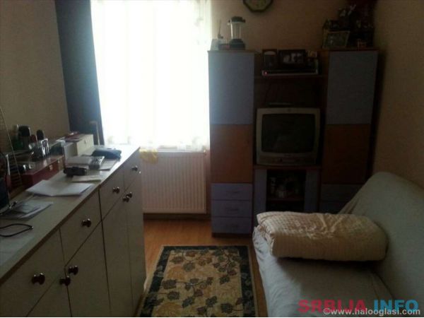 Dve kuce u strogom centru+poslovni prostor