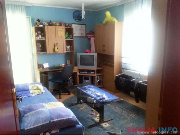 Dve kuce u strogom centru+poslovni prostor