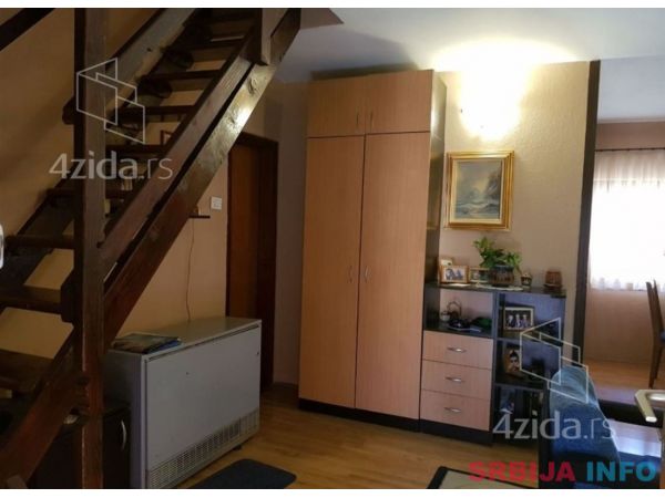 Stambeno-poslovna kuca u Sremcici