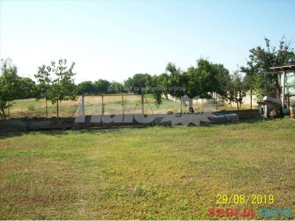 Na prodaju kuca sa pomocnom i poslovnom zgradom