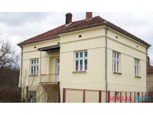 KUCA na prodaju U CENTRU sela DEBELICA (Knjazevac)