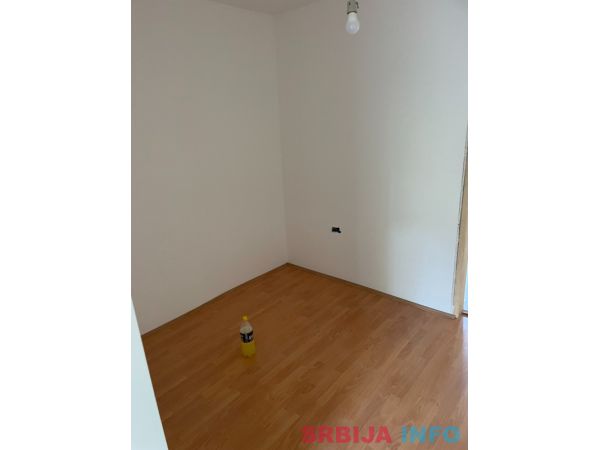 Izdajem dvosoban stan na Tosinom Bunaru