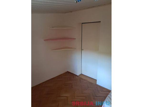 Izdajem sobu na Bežanijskoj kosi, Beograd 