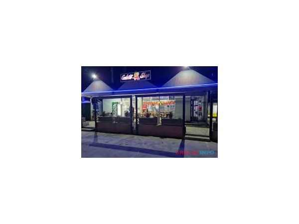 Radnik na izdavanju hrane