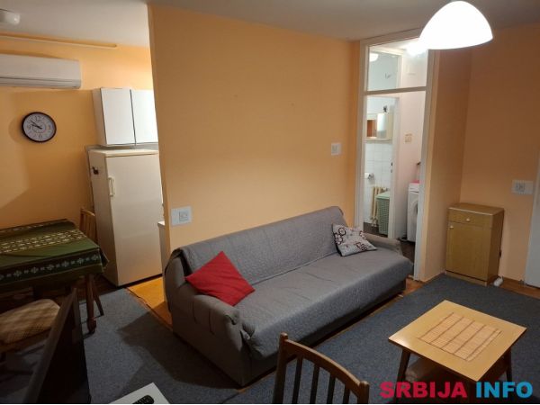 Izdajem garsonjeru od 30 m2 u bloku 44