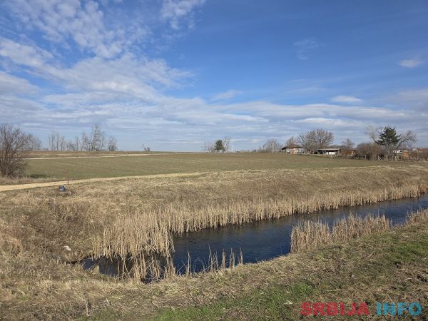 Zemlji&scaron;te na prodaju/zakup - Plac na Dunavu idealan za vikendice i pecanje
