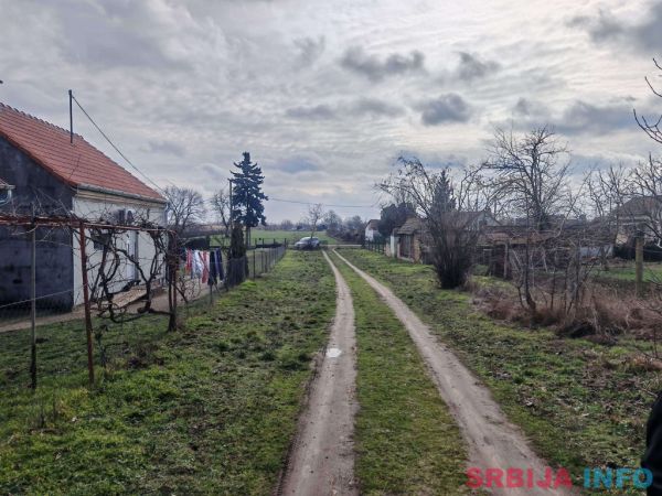 Plac sa izlazom na dve ulice-Kikinda