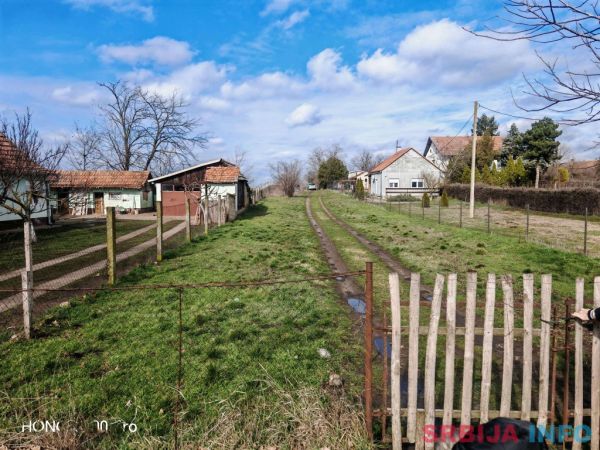 Plac sa izlazom na dve ulice-Kikinda